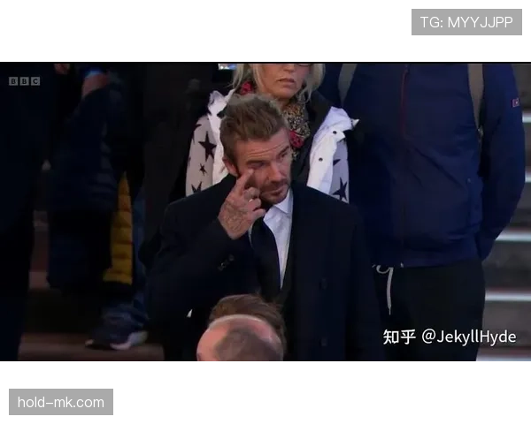 贝克汉姆排队买便当那画面——名表袖口蹭着塑料筷子，隔着屏幕都觉得怪异